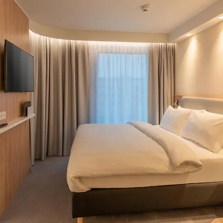 Express & - By Ihg