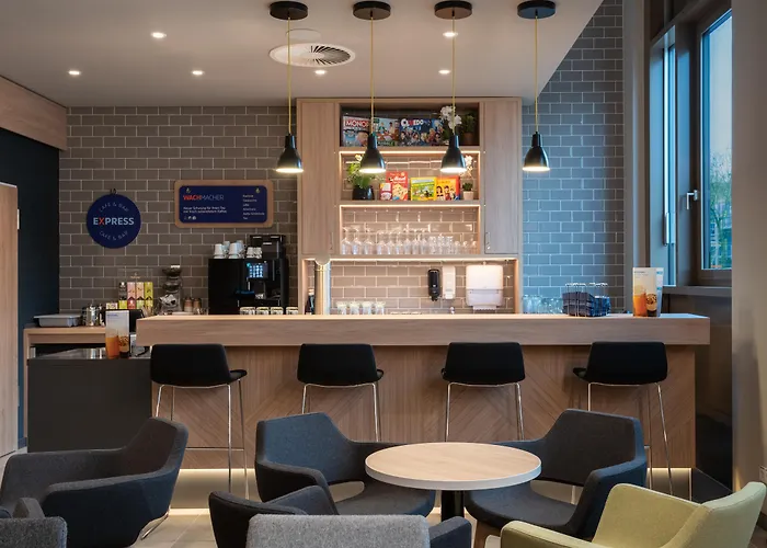 Отель Express & - By Ihg