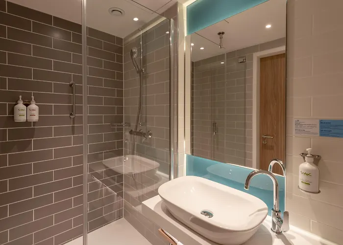 Отель Express & - By Ihg